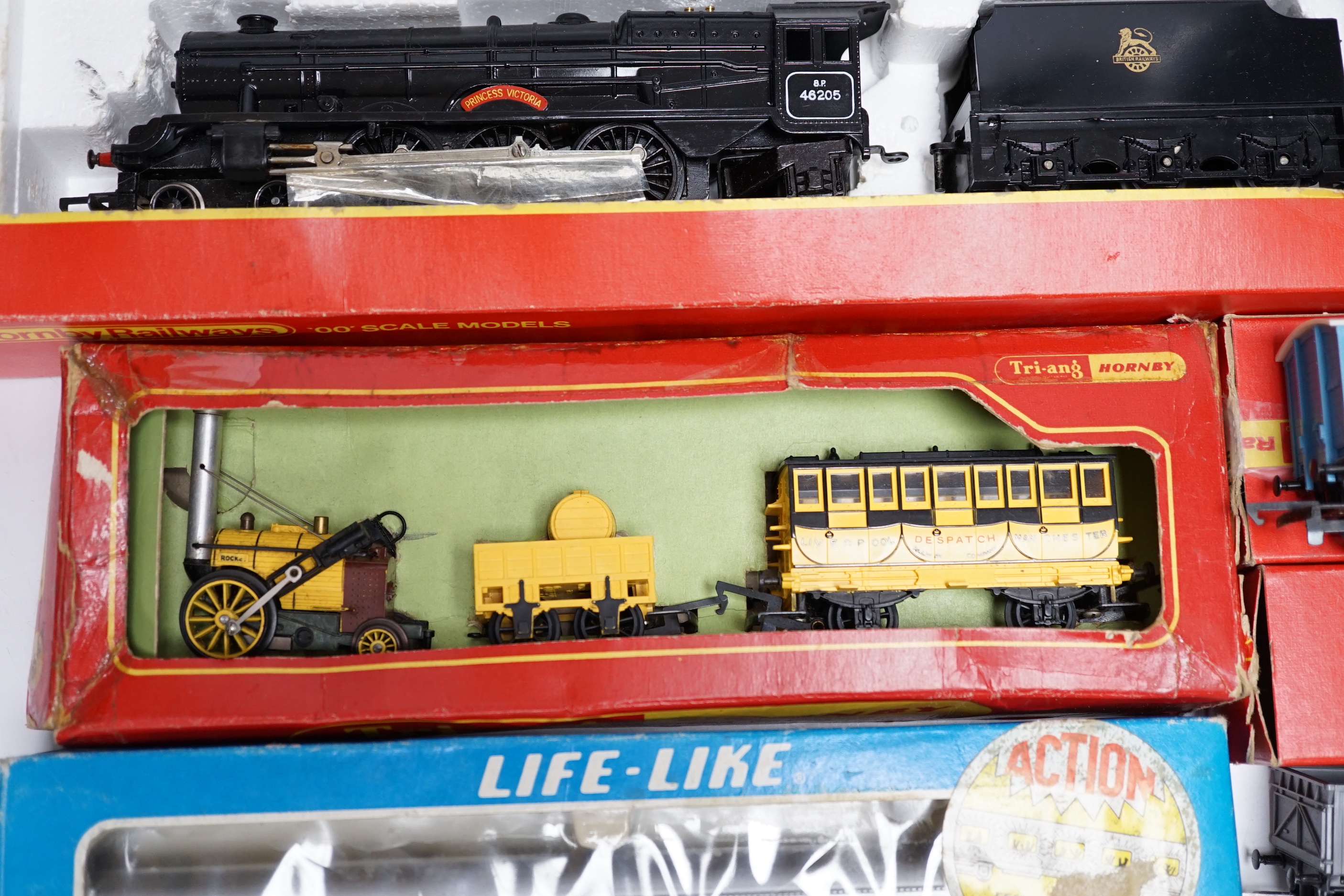 Eight items of 00 and HO gauge model, railway, including; a Tri-ang Stevenson’s Rocket set (R346), a Hornby Railways Princess Class locomotive (R050), An Amtrak diesel locomotive, and three coaches, etc.